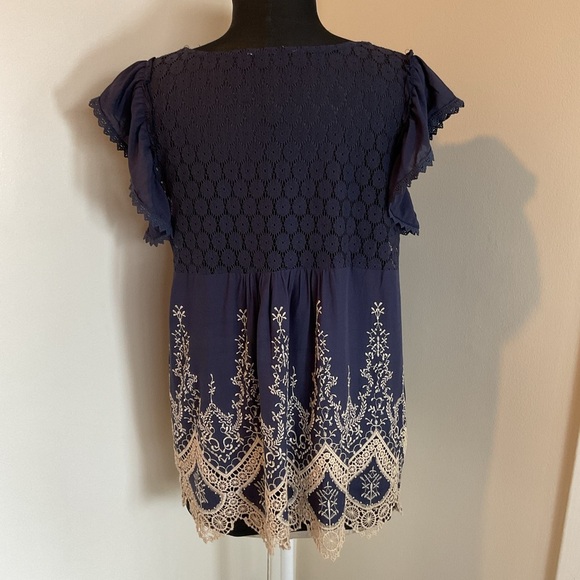 24. Navy Blue Cream Ruffled Cap Sleeve Embroidered Blouse Size Large - Picture 7 of 10